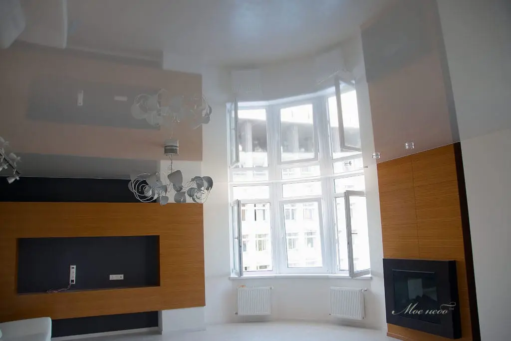 Белый глянцевый натяжной потолок на белой кухне