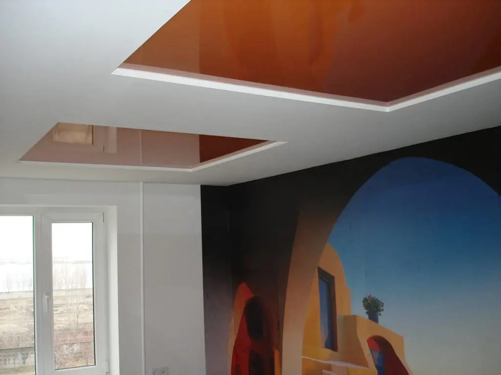 белый потолок с тёмными квадратными вставками