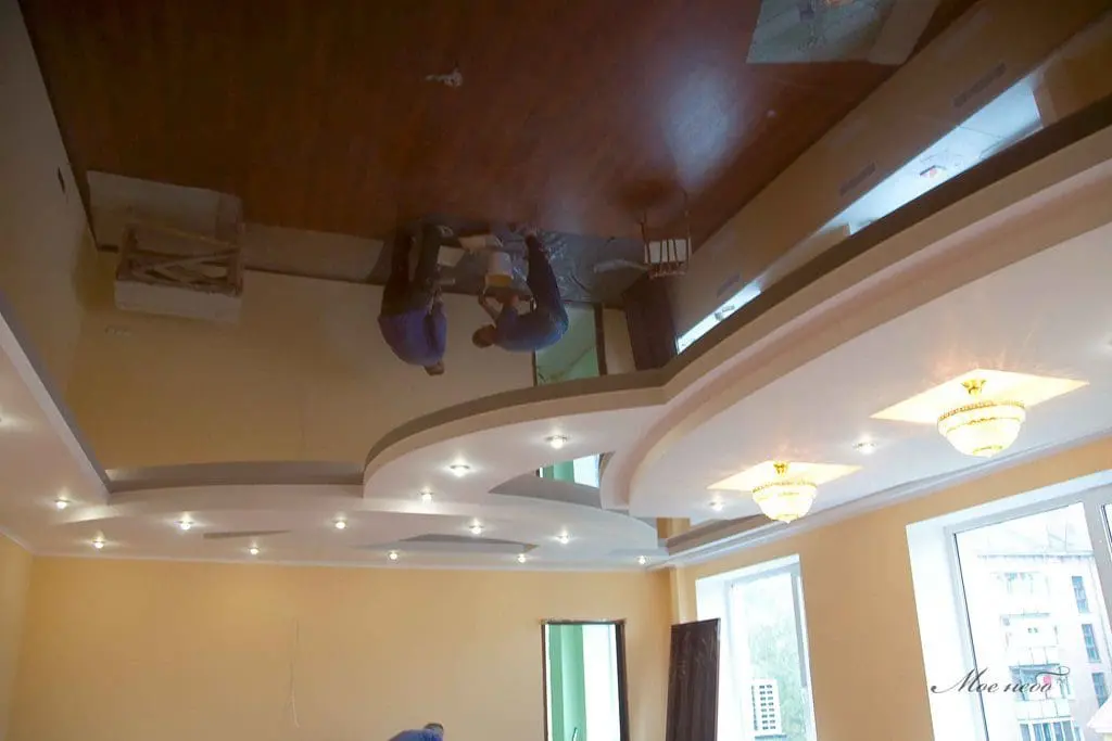 салон красоты Леди Стар -белый потолок с подсветкой