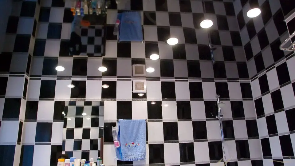 Ванная черный глянцевый натяжной потолок