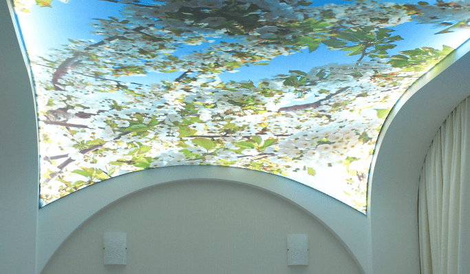 Потолок голубое небо в облаках