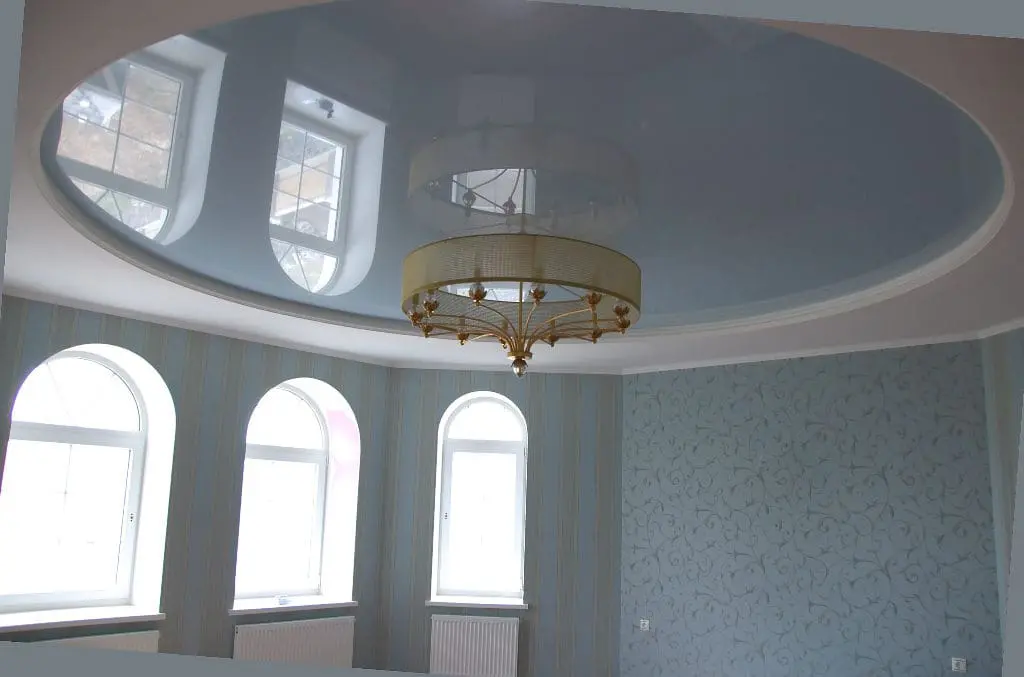 Двухуровневый натяжной потолок с кругом посередине