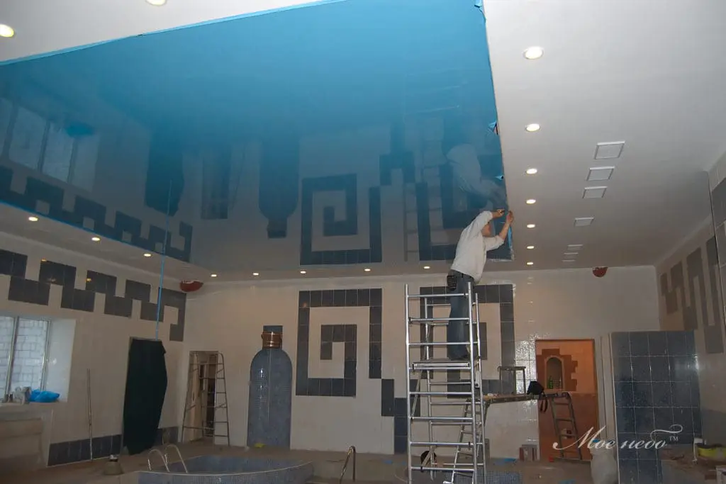 большой бассейн голубой глянцевый натяжной потолок