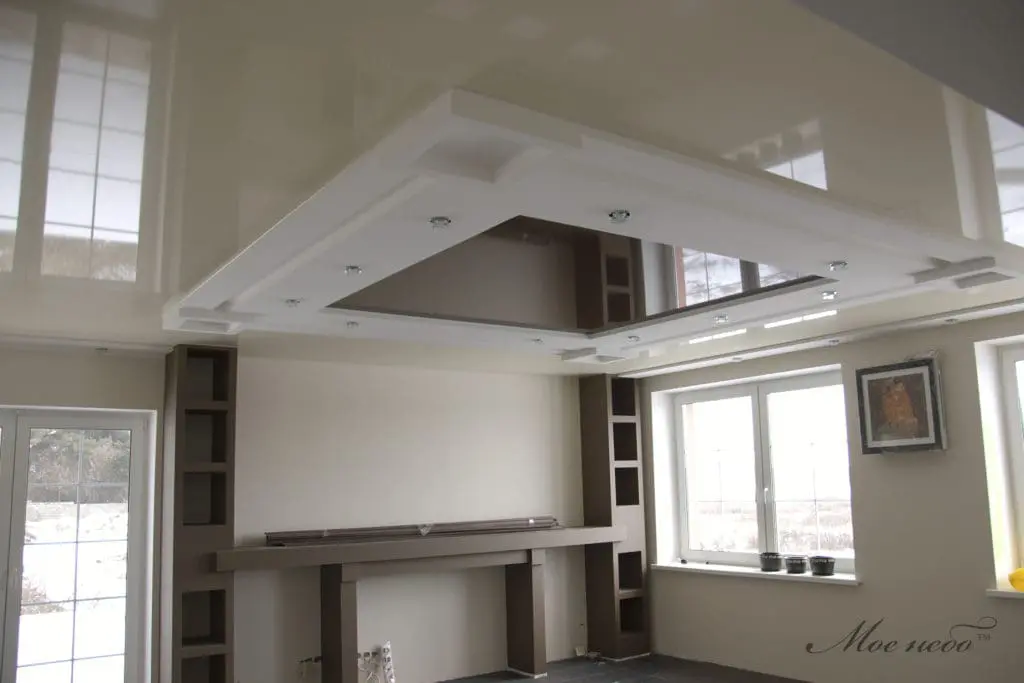 темная квадратная вставка в светлом натяжном потолке