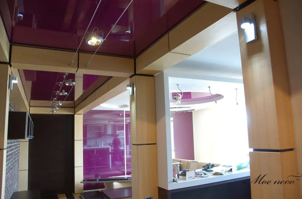 вишнёвый натяжной потолок в большой столовой