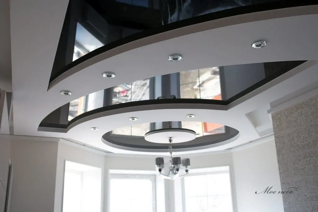 Черно-белый необычный потолок в гостиной