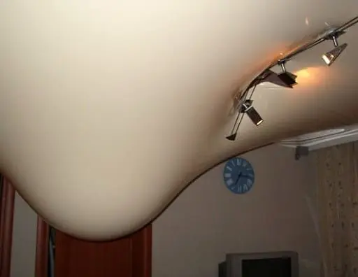 много воды натяжной потолок провисает