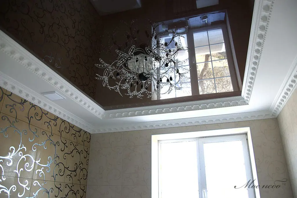 ванная тёмный натяжной потолок и шикарная люстра