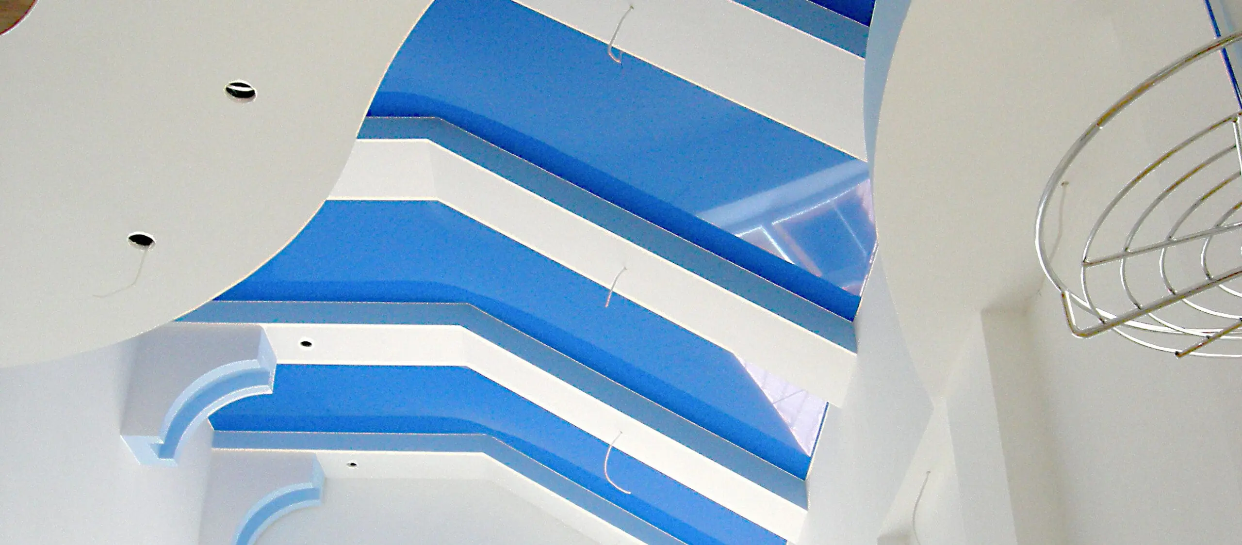 белый с голубым нестандартный потолок