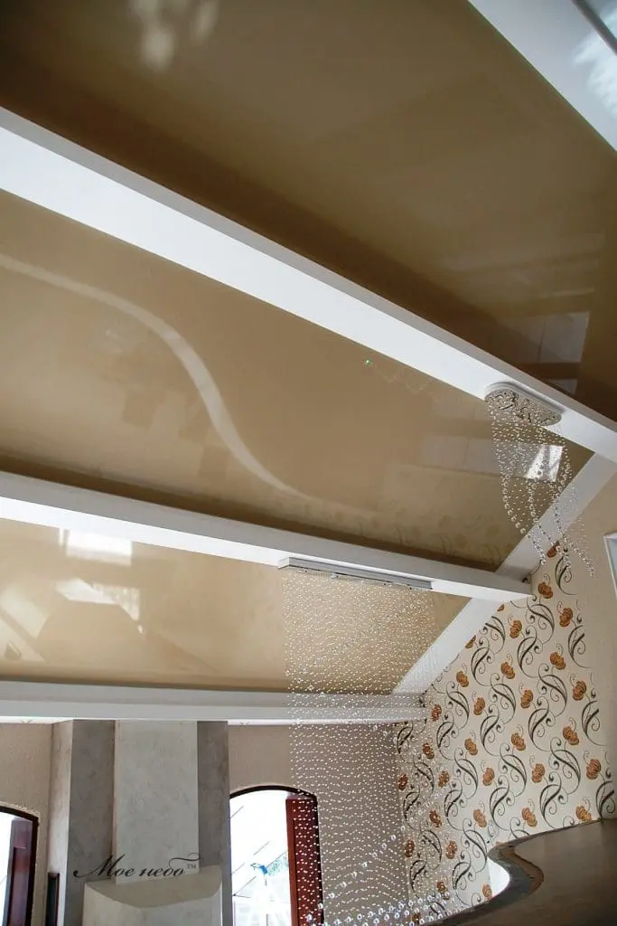 нестандартный натяжной потолок на балконе