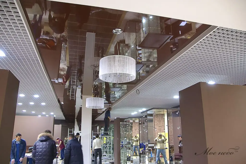 натяжной потолок студии Марсель в общественном месте