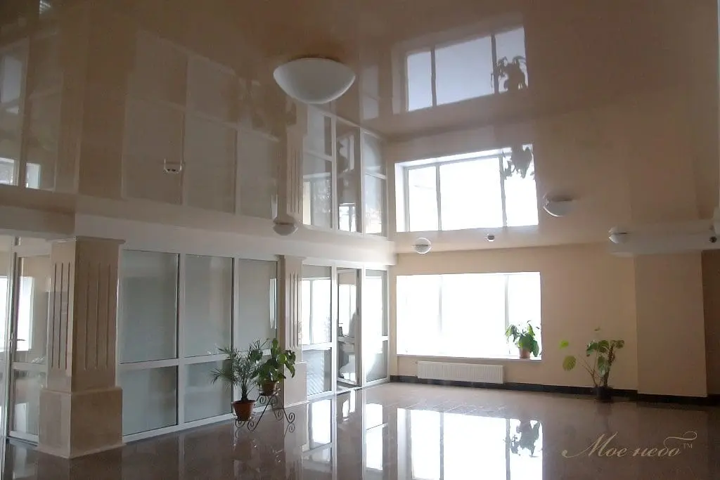 отель Апельсин Черкассы - огромный глянцевый натяжной потолок