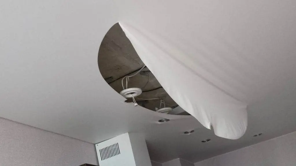 порваный натяжной потолок