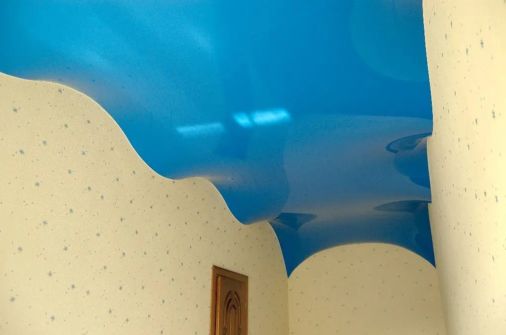 кривой волнистый голубой потолок