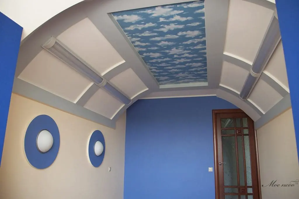 голубое небо в облаках потолок