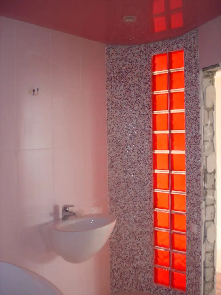 Нежно-розовая ванная  с розовым натяжным потолком