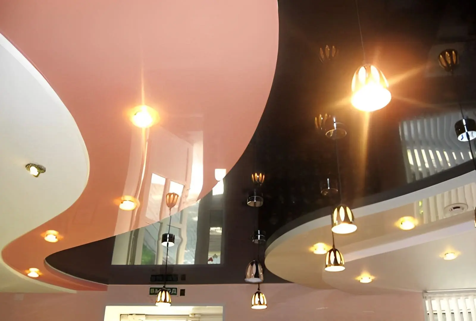 шикарный трёхуровневый натяжной потолок много лампочек