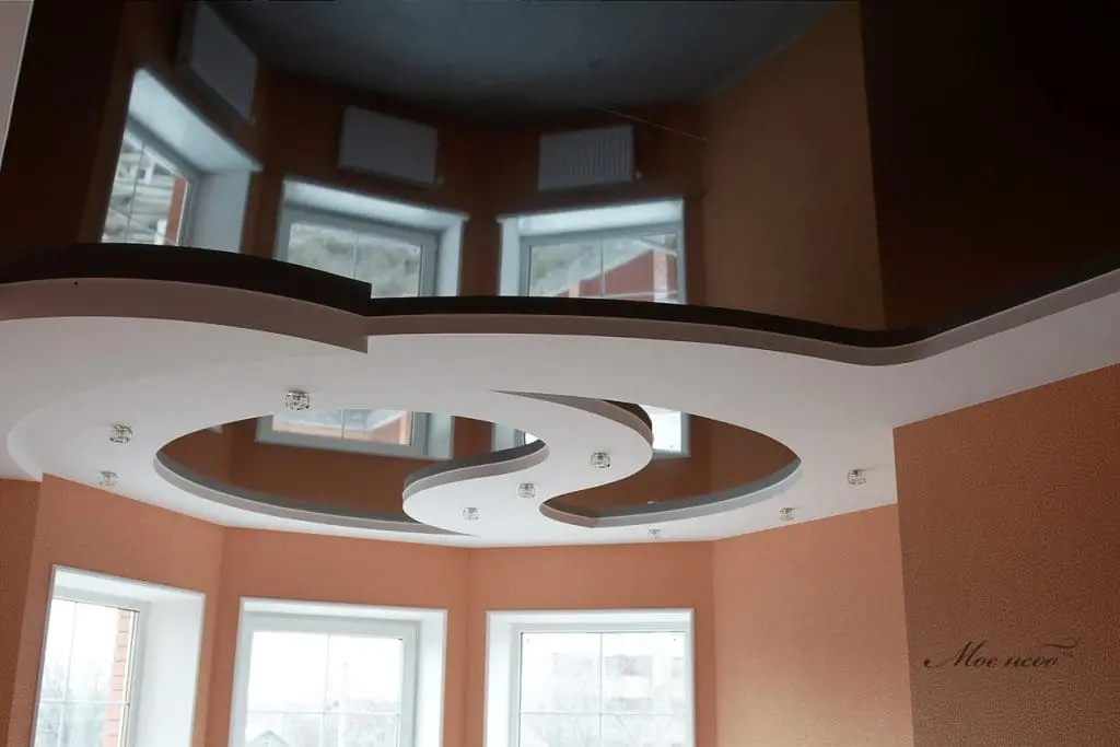 натяжной потолок сложной формы с углами класса окаямы