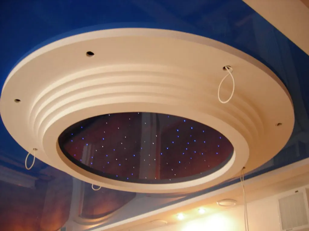 Круглая вставка "звёздного неба"  - натяжной потолок в бассейне