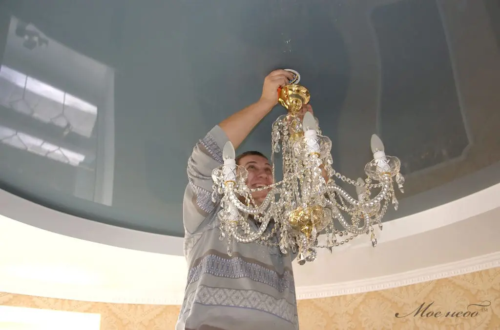 установка люстры в натяжной потолок