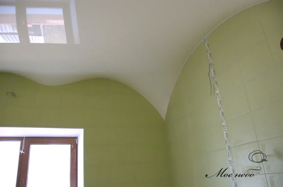 Зелёная ванная и белый натяжной потолок волна