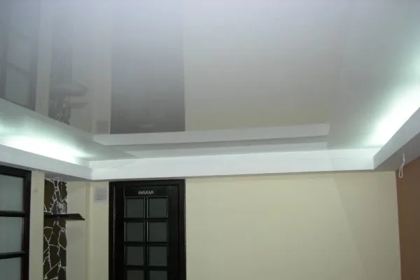 салон красоты Леди Стар -белый потолок с подсветкой