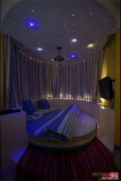 большие звёзді в спальне