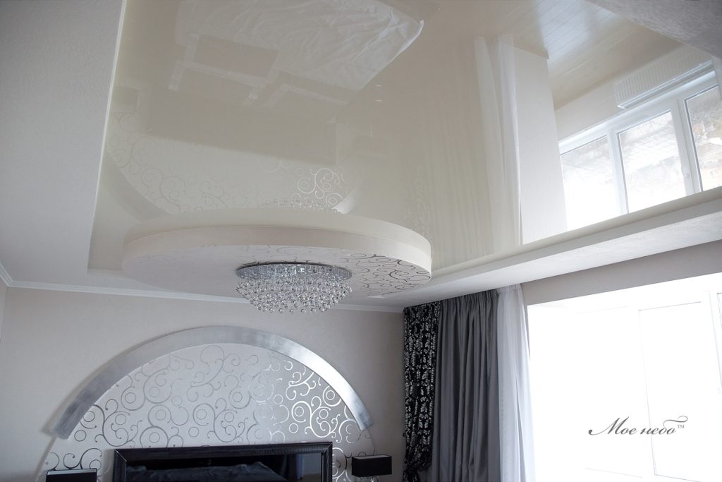 светлый глянцевый натяжной потолок в большой спальне