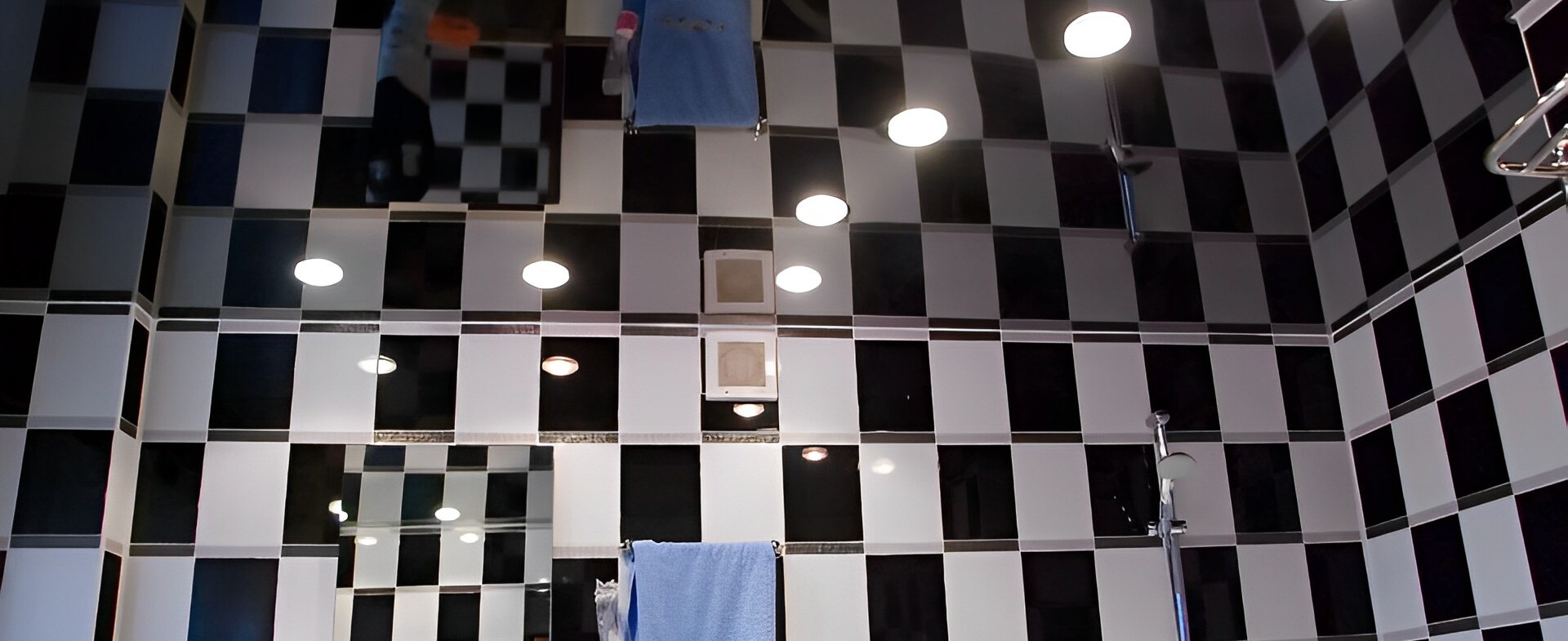 Ванна плитка черно-белая шахматы и чёрный глянцевый потолок