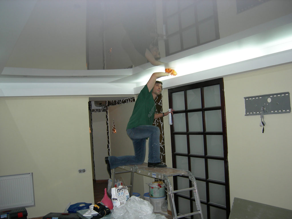 заканчиваем работы по установке глянцевого потолка с подсветкой