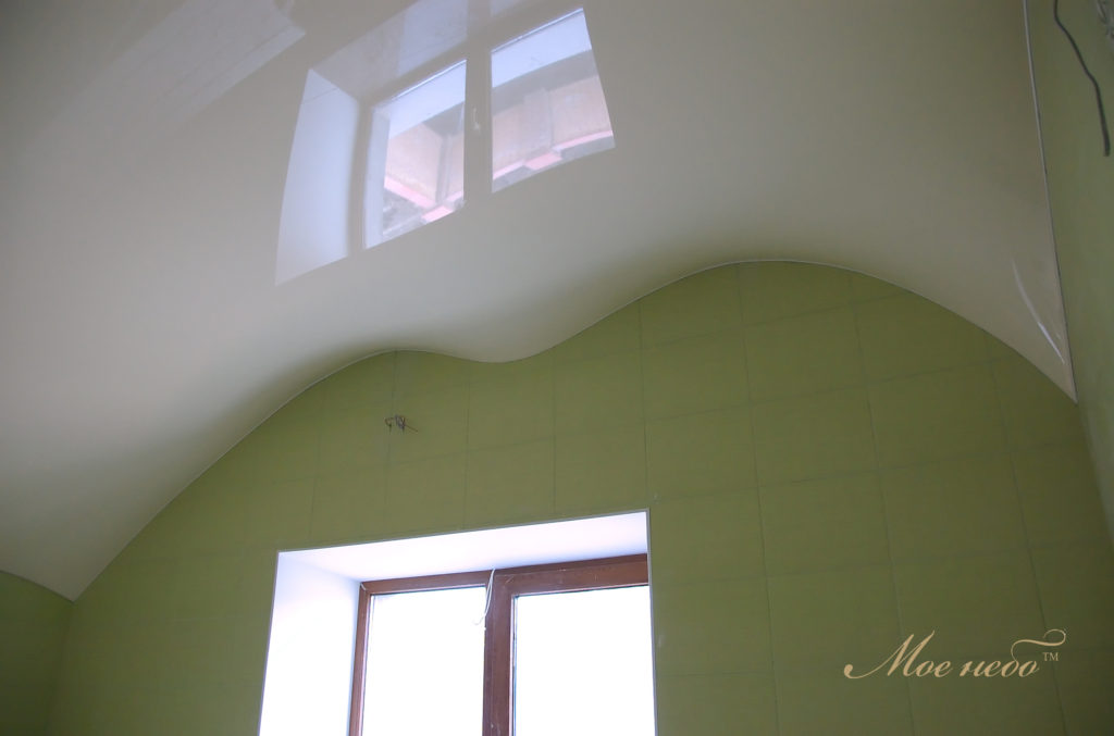 Зелёная ванная и белый натяжной 3D потолок волна