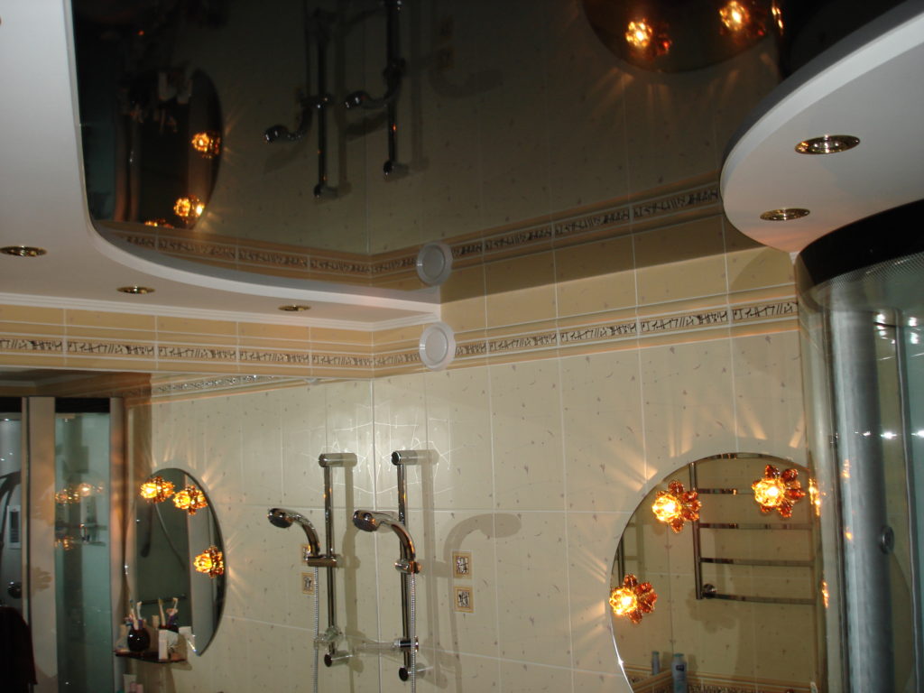 Красивый глянцевый натяжной потолок в шикарной ванной