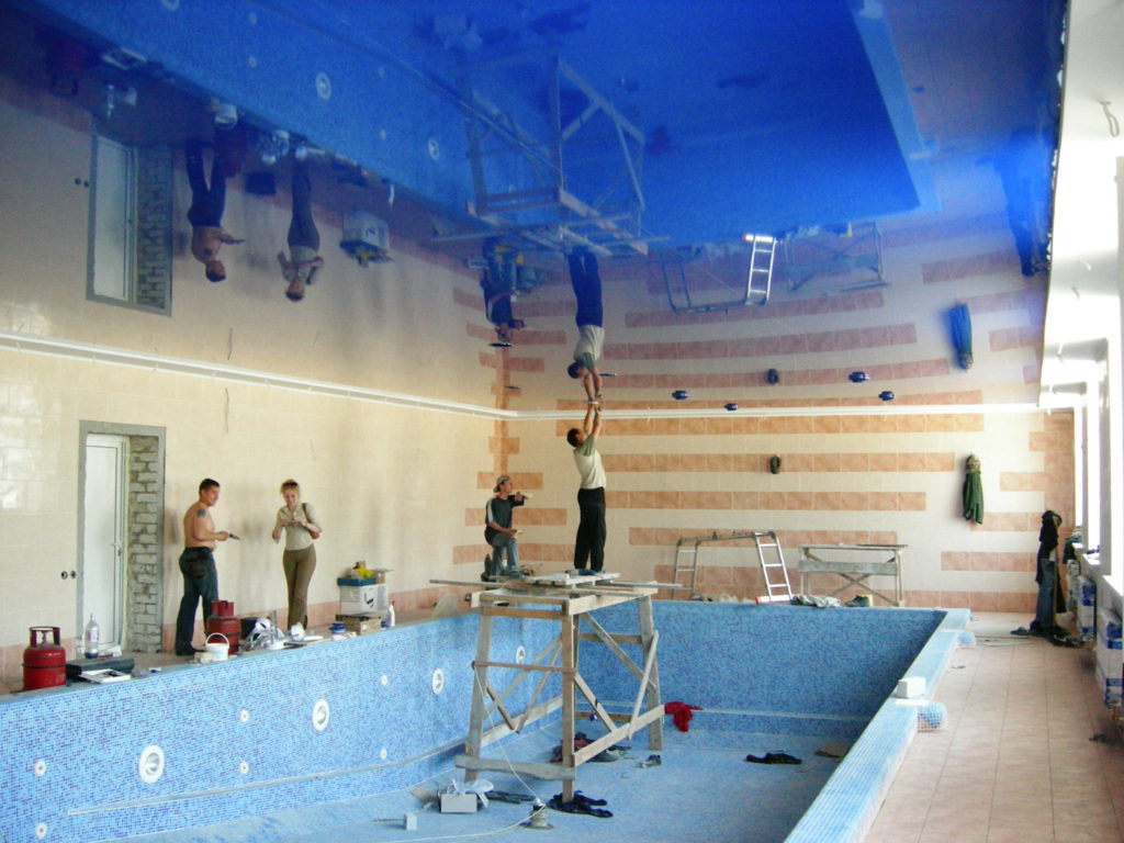 огромный бассейн - синий глянцевый натяжной потолок