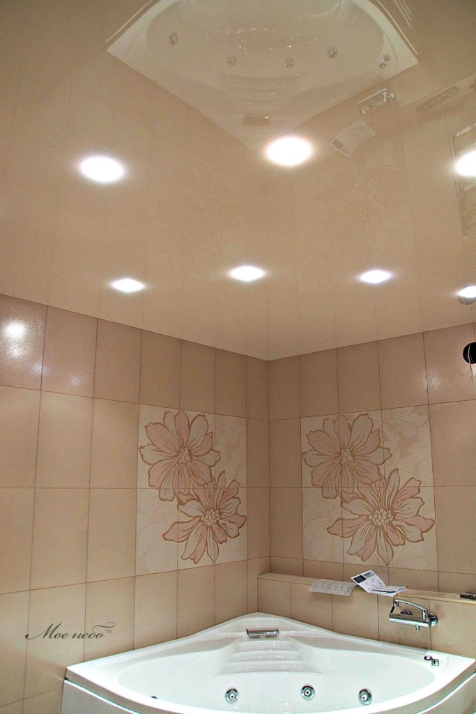 Пастельная нежная ванная с натяжным потолком