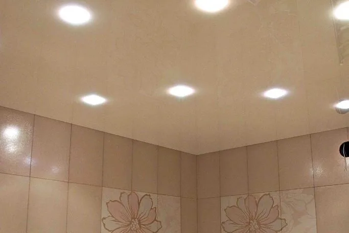 Нежный светлый потолок в ванной