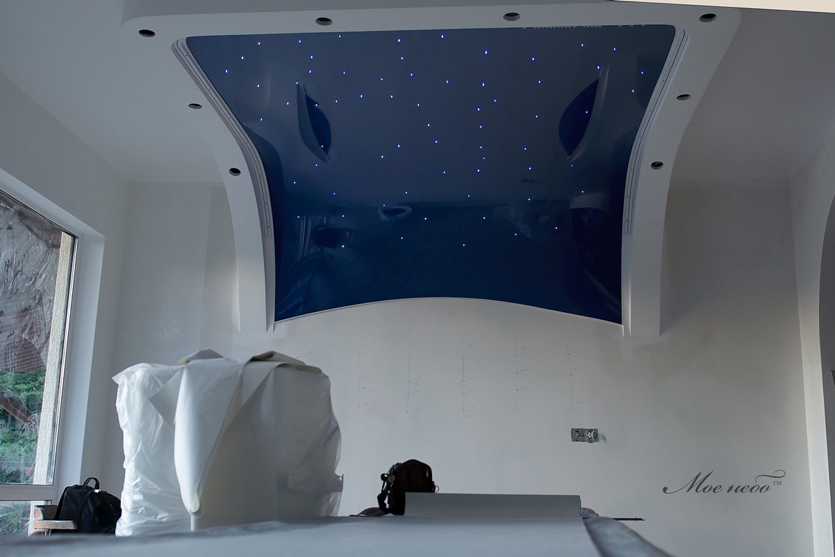 потолок звёздное небо над кроватью