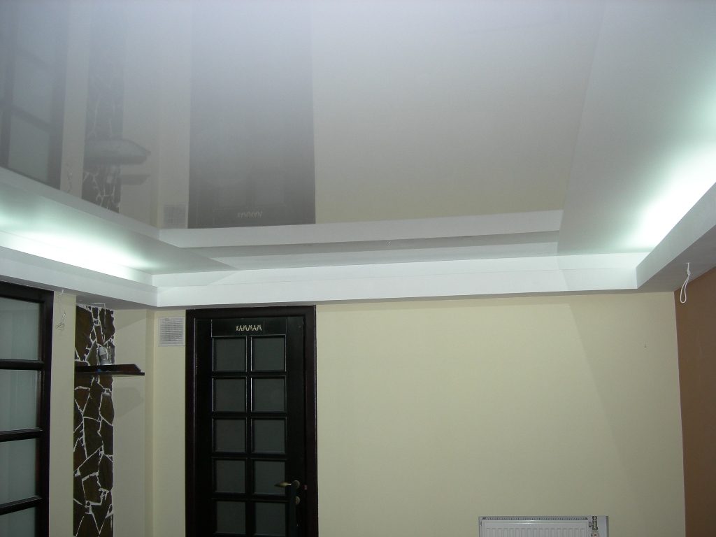 большой белый глянцевый натяжной потолок с подсветкой