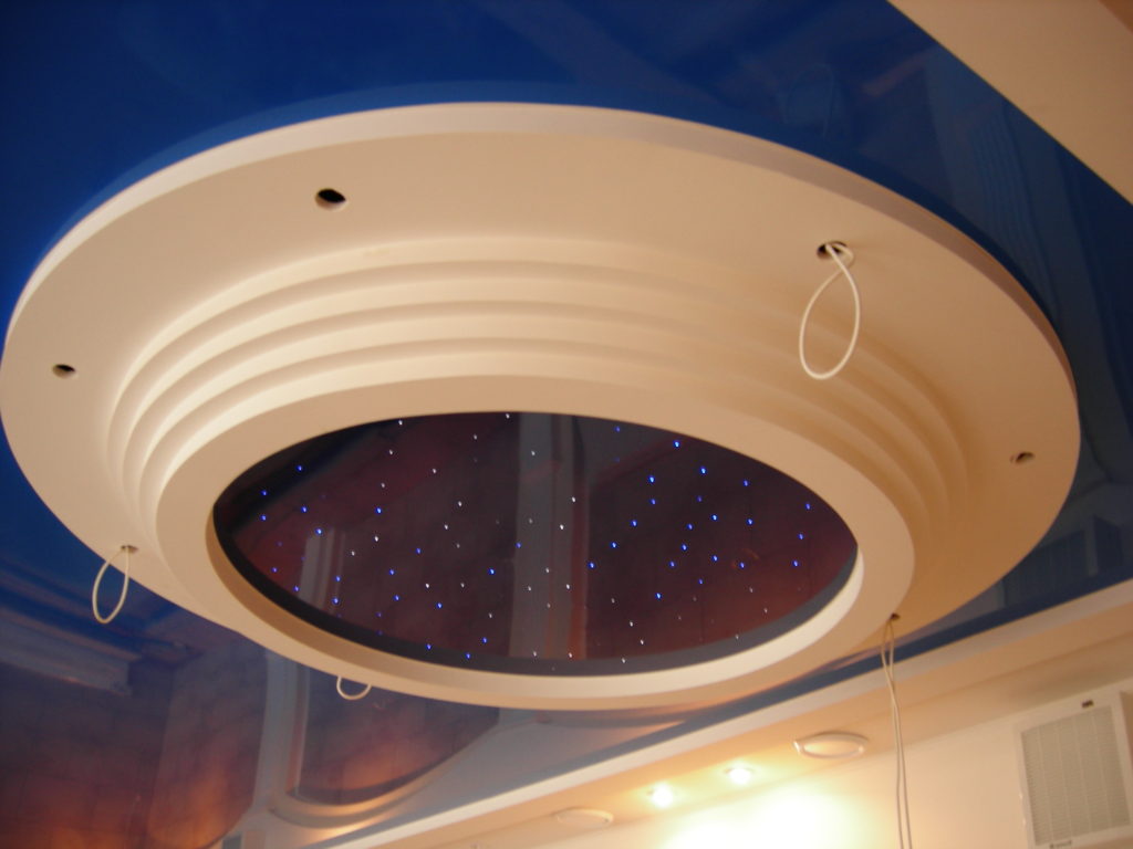 Круглая вставка "звёздного неба"  - натяжной потолок в бассейне