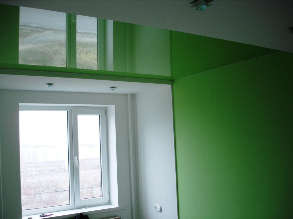 Зелёная спальня и потолок