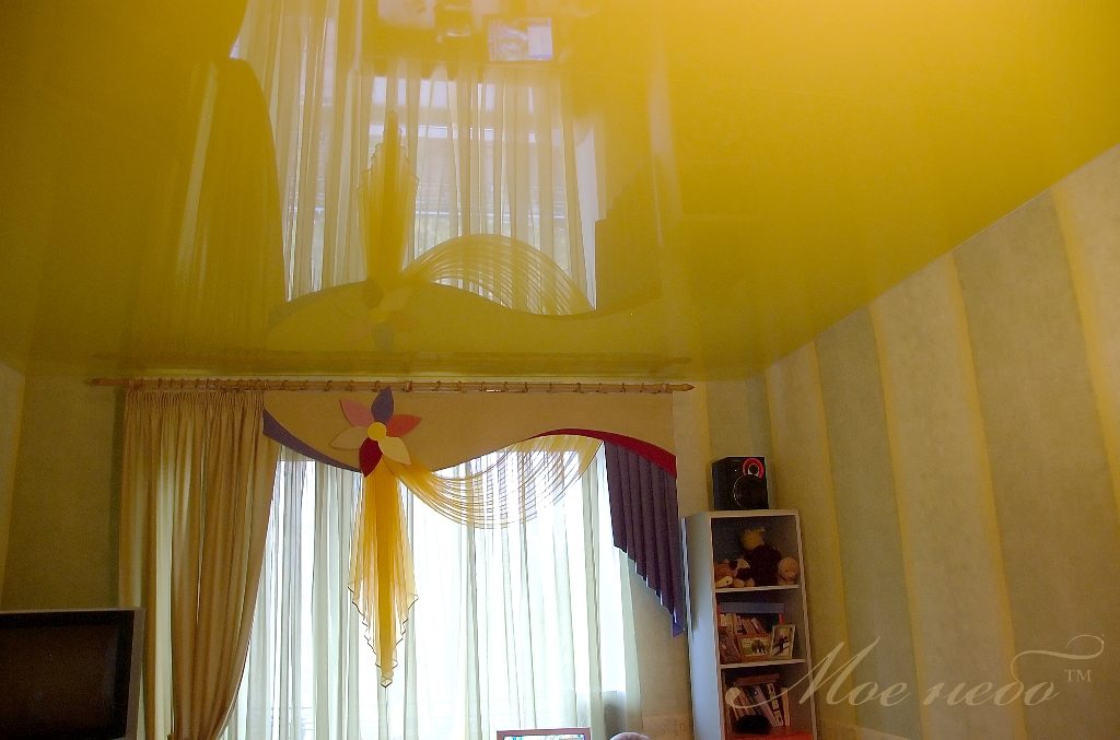 ярко-желтый потолок в детской